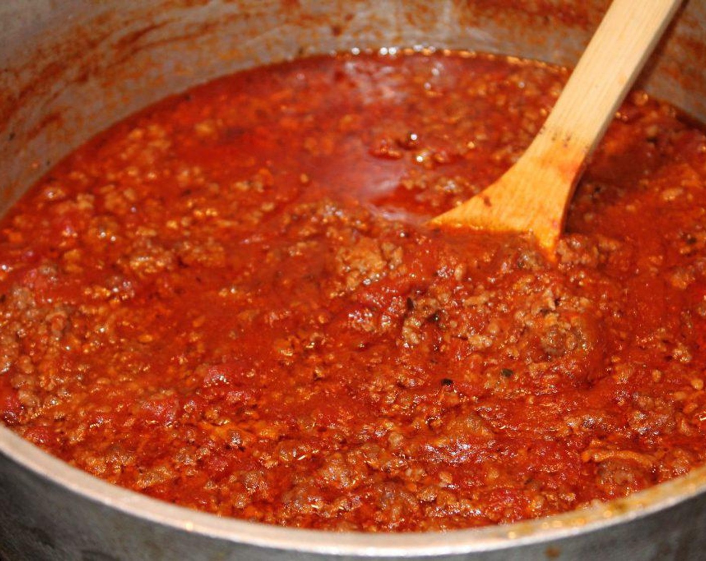 Schritt 5 Tomatenmark (3 Esslöffel) unterrühren, mit Salz (wenig) und Pfeffer (wenig) würzen. Langsam zum Kochen bringen, dann die Hitze auf die niedrigste Stufe reduzieren und ca. 45 Minuten unter gelegentlichem Rühren köcheln lassen.