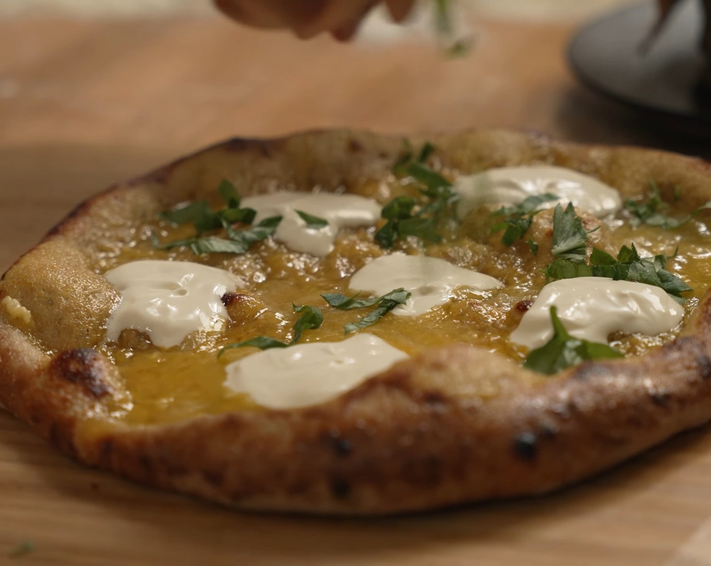 Schritt 19 Nach dem Backen ein paar Löffel Crème Fraîche (wenig) auf die Pizza geben und mit ein paar Basilikumblättern (wenig) garnieren.