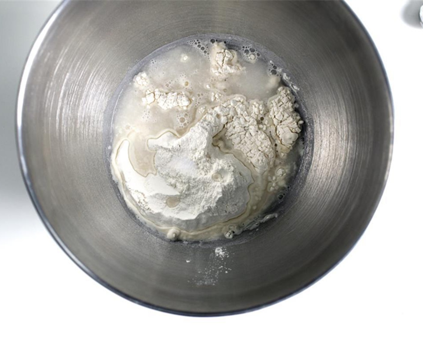 Schritt 10 Für die selbstgemachten Nudeln Mehl (180 g), Salz (nach Bedarf) und Wasser (120 ml) in eine Rührschüssel geben (oder mit einem Handrührgerät, wenn es über Knethaken verfügt) (Kneten von Hand nicht empfohlen).