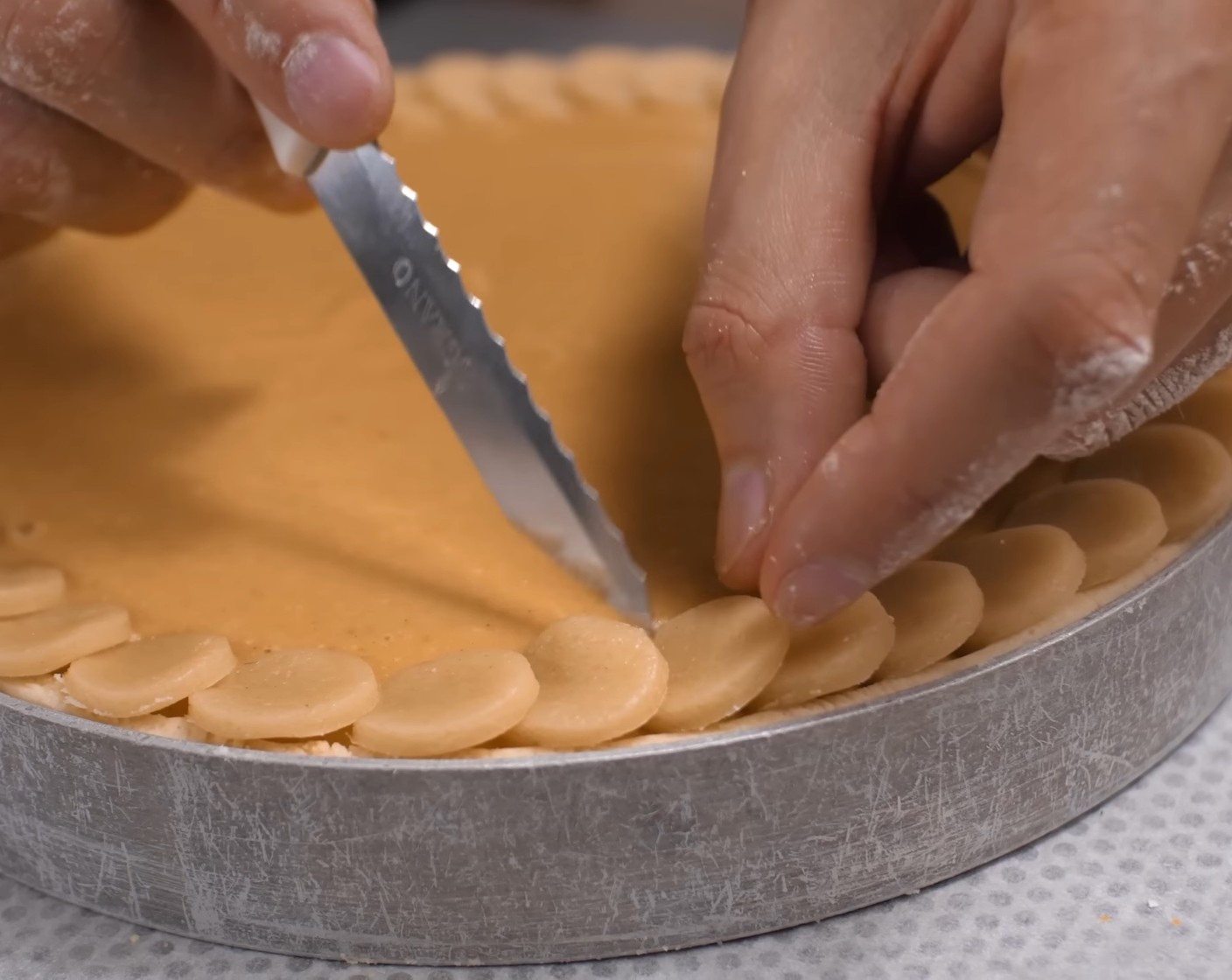 Schritt 17 Etwas Mürbeteig dünn ausrollen und Kreise ausstechen. Diese Kreise fächerartig an den Rand der Tarte legen.