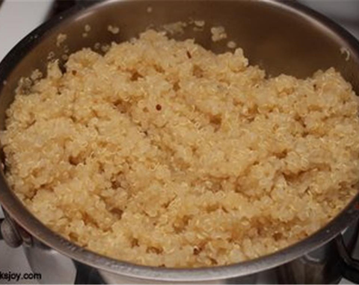 Schritt 6 Das Wasser zum Kochen bringen und die Hitze auf die niedrigste Stufe reduzieren. Das Ganze zugedeckt für 15 bis 20 Minuten köcheln lassen, bis das Quinoa gar ist und die meiste Flüssigkeit aufgesogen wurde. Mit einer Gabel auflockern.