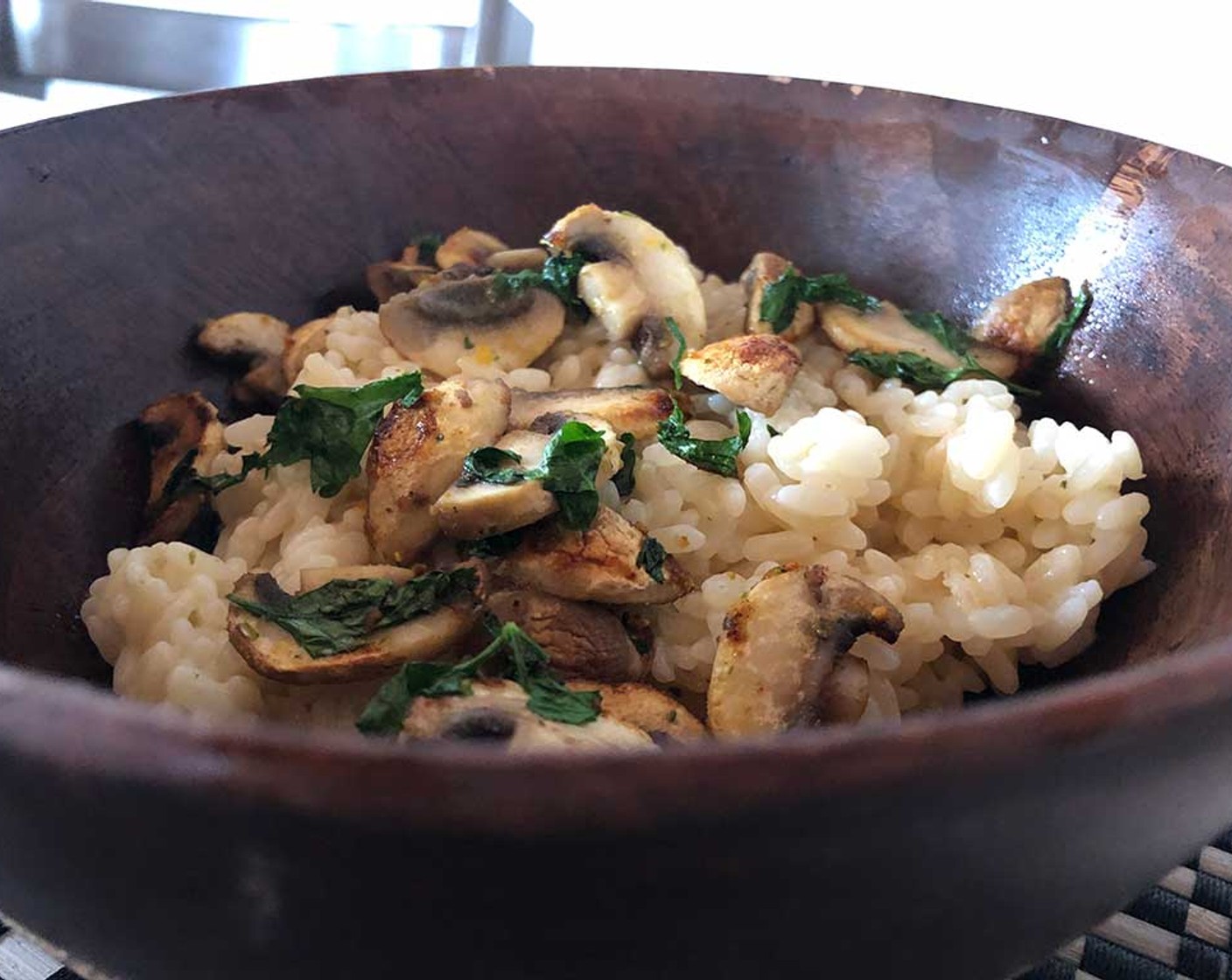 Schritt 6 Das Risotto auf die Teller aufteilen, mit den übrigen Pilzen anrichten, mit Petersilie garnieren und warm geniessen.