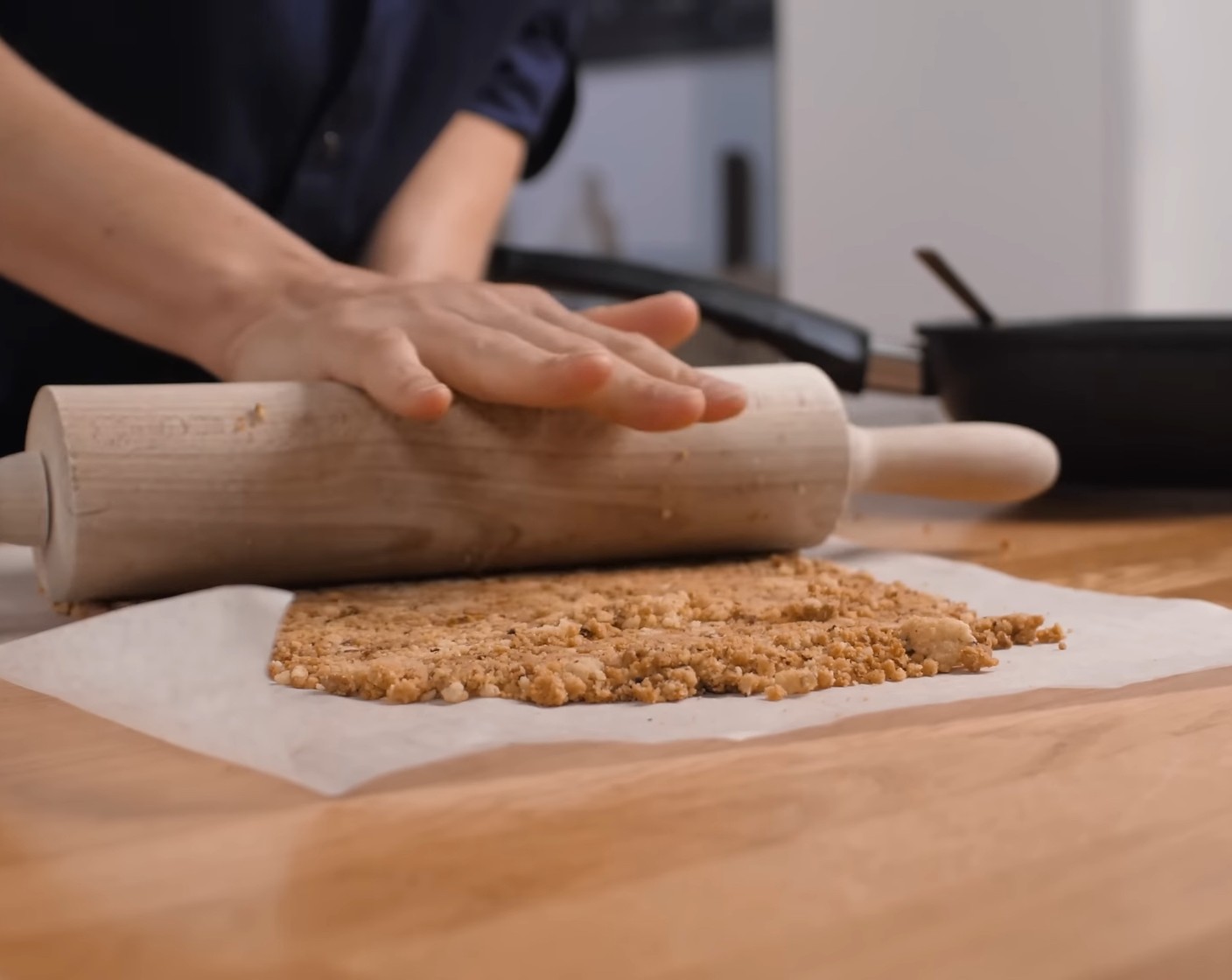 Schritt 9 Die gut ausgekühlten Streusel mit einem Rollholz leicht zerkleinern, Dazu einfach mit dem Holz über die Streusel rollen.