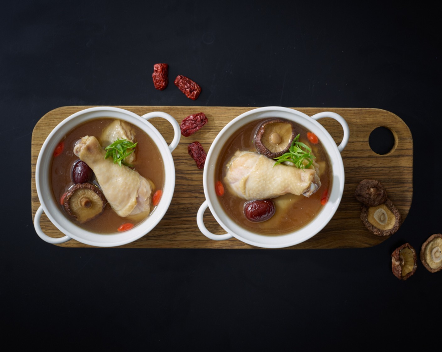 Shitake-Poulet-Suppe mit Gojibeeren und Roten Datteln