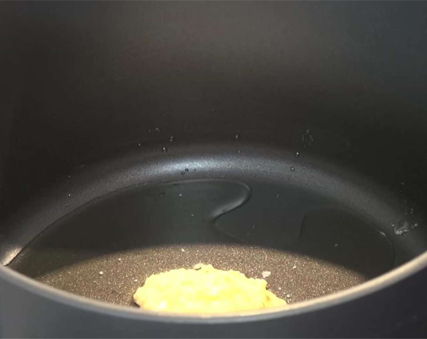 Schritt 1 Reife Tomaten (800 g) in Würfel schneiden und beiseitestellen. In einem grossen Kochtopf Olivenöl (wenig) bei mittlerer Hitze heiss werden lassen. Gehackten Knoblauch (2 Zehen) und geriebenen Ingwer (1 EL) hinzugeben. Umrühren und etwa 1 Minute lang braten lassen.