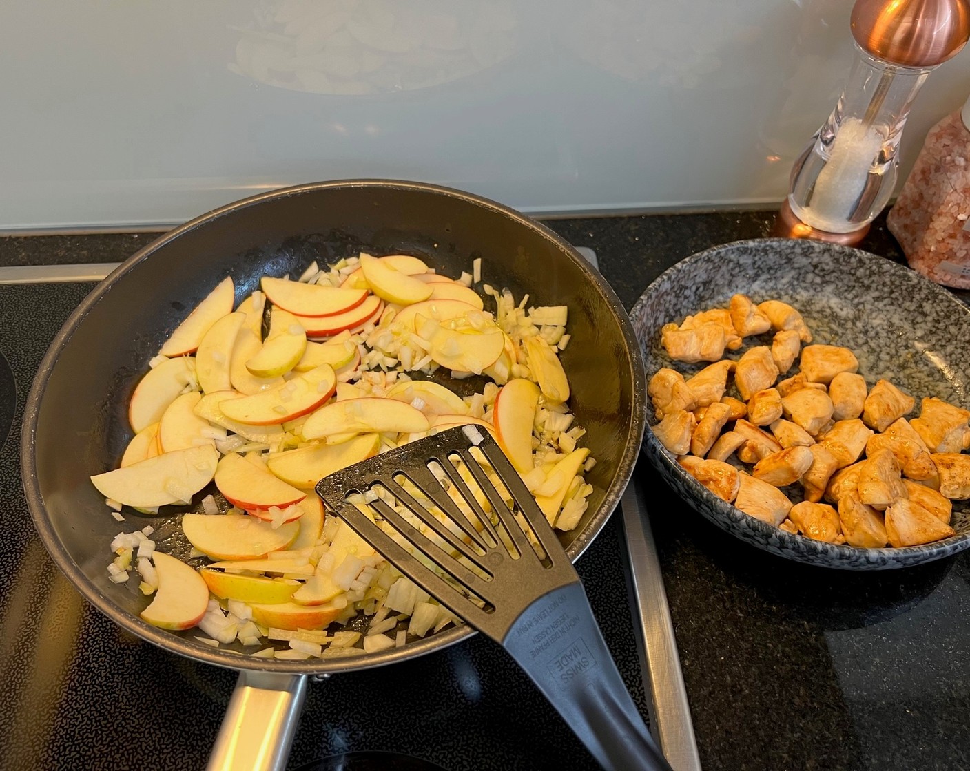 Schritt 3 Zwiebeln (2) fein und Äpfel (2) in Schnitze schneiden. In der gleichen Pfanne, die Zwiebeln und Äpfel für 2 Minuten andünsten.