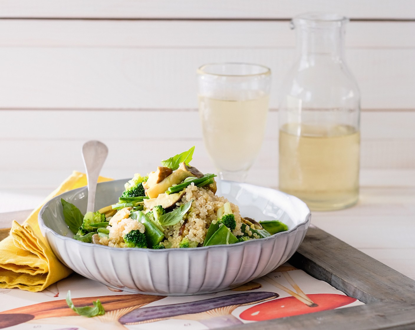 Schritt 6 Wenn das Gemüse gar ist, die Quinoa untermischen und das Gericht mit Salz (wenig) und Pfeffer (wenig) würzen. Zuletzt das Basilikum beifügen. Das Pilzcurry in vorgewärmten tiefen Tellern anrichten.