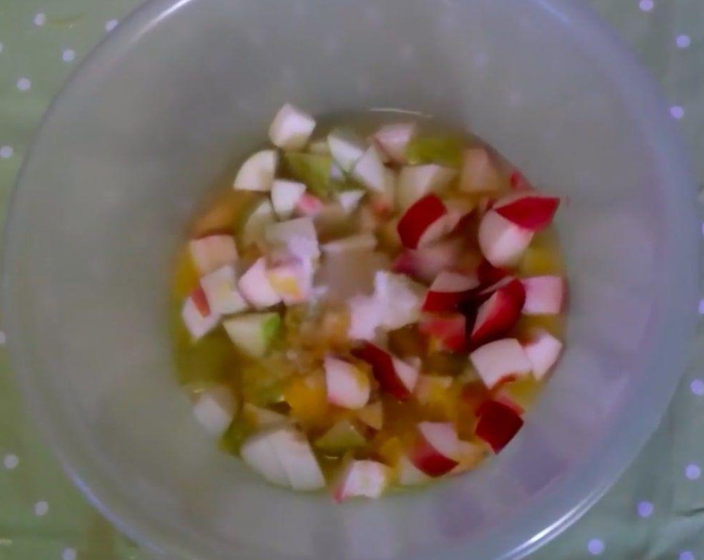 Schritt 1 Pfirsiche (2), Apfel (1) und Birne (1) in kleine Würfel schneiden und in eine Schüssel geben.