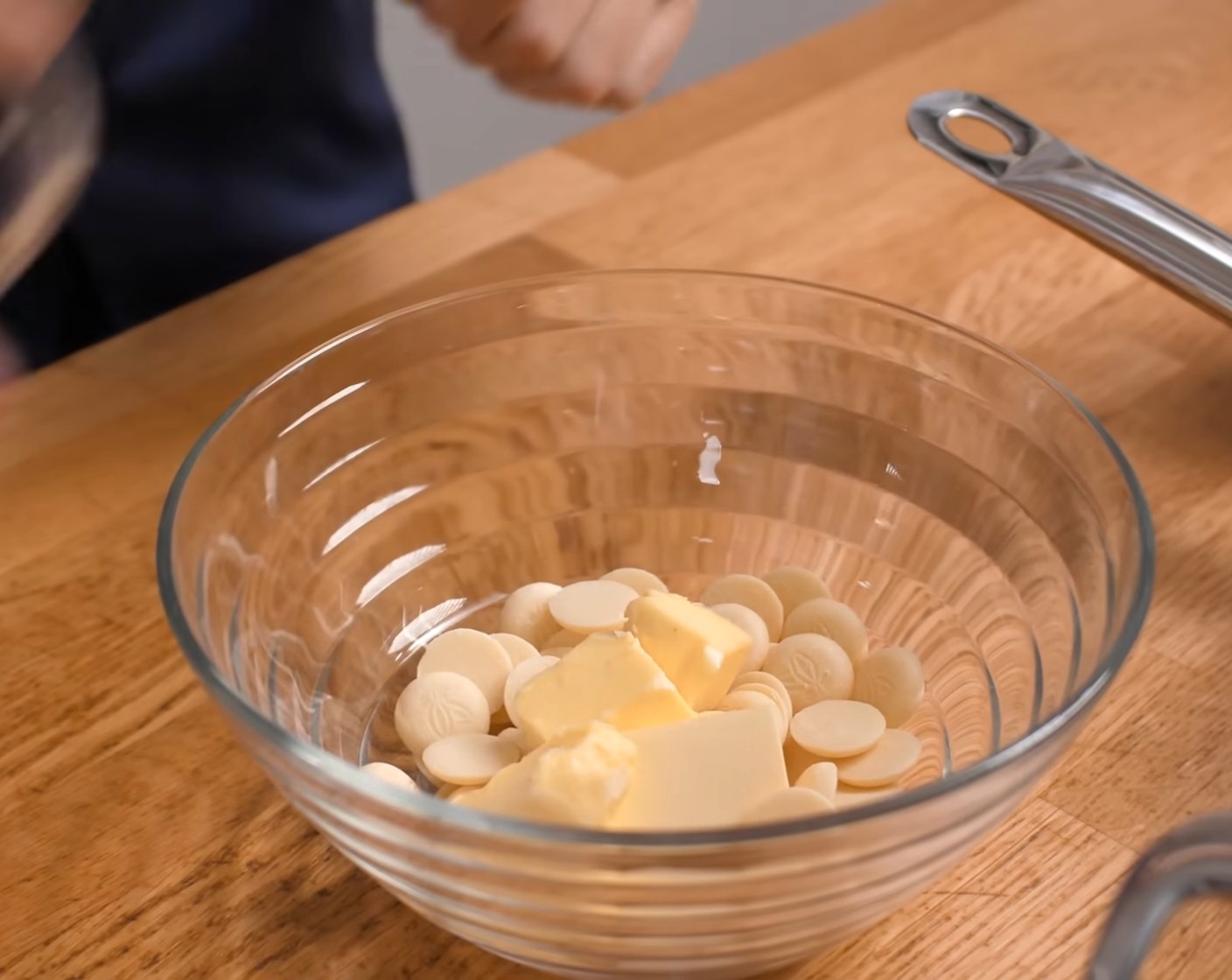 Schritt 3 Die Butter (3 1/3 Esslöffel) zu den Kuvertüredrops (100 g) in eine Schüssel geben.