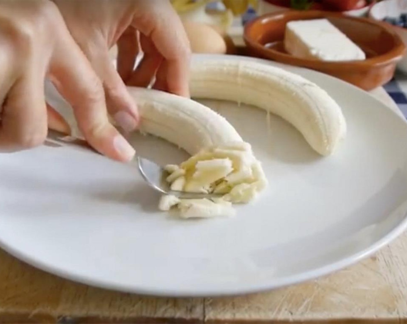 Schritt 1 Bananen (2) schälen und mit einer Gabel zerdrücken.
