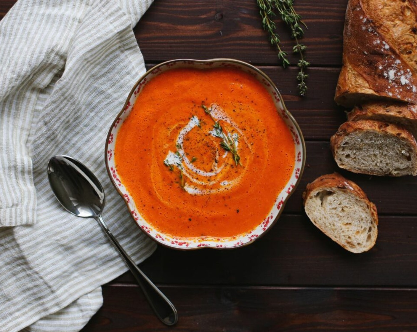 Schritt 5 Die Suppe in die Teller geben mit Thymianzweigen und Rahm anrichten und mit Baguette (1) servieren.