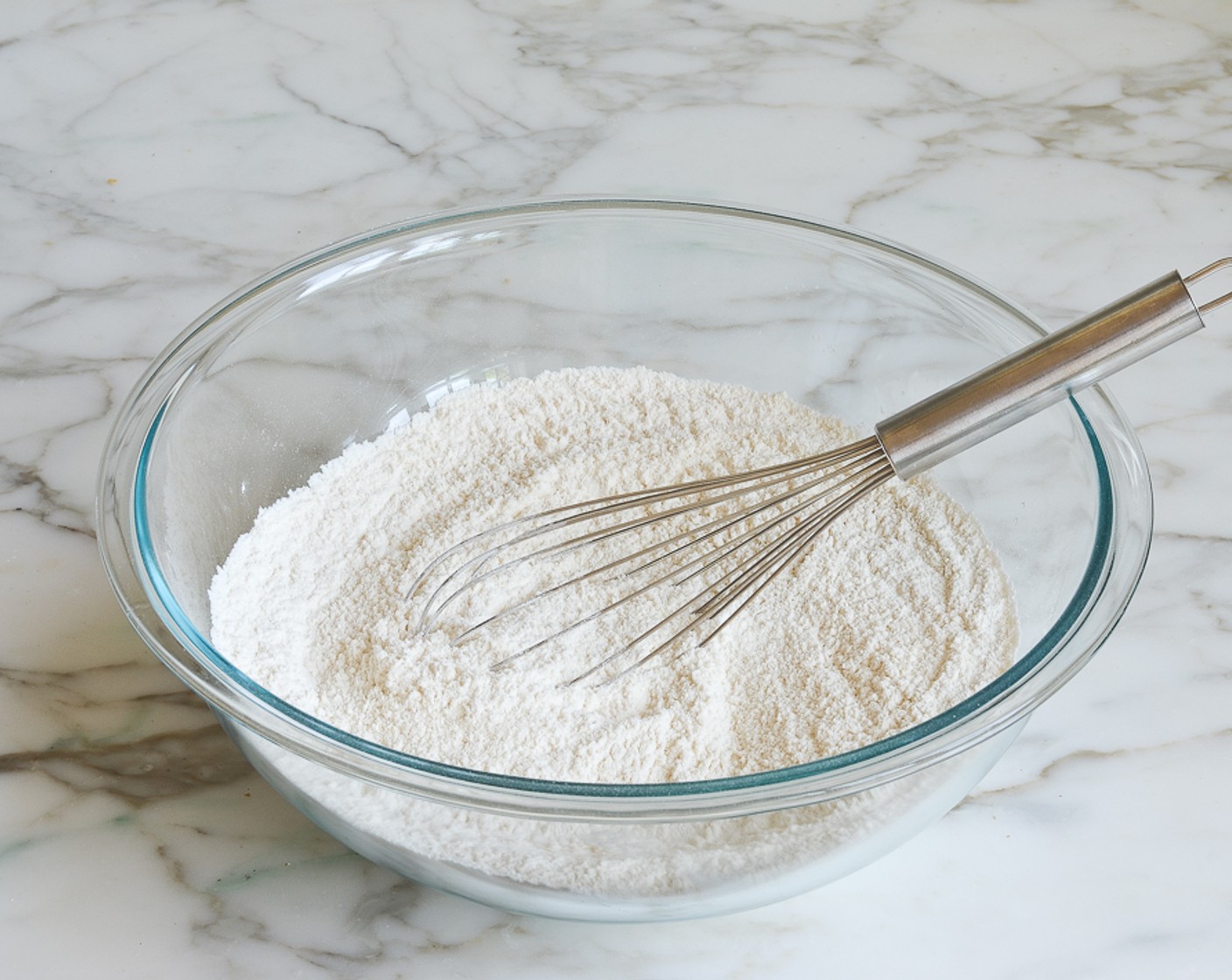 Schritt 4 In einer anderen grossen Schüssel Mehl (375 g), Zucker (2 Esslöffel), Backpulver (1 TL), Natron (nach Bedarf) und Salz (nach Bedarf) mischen.