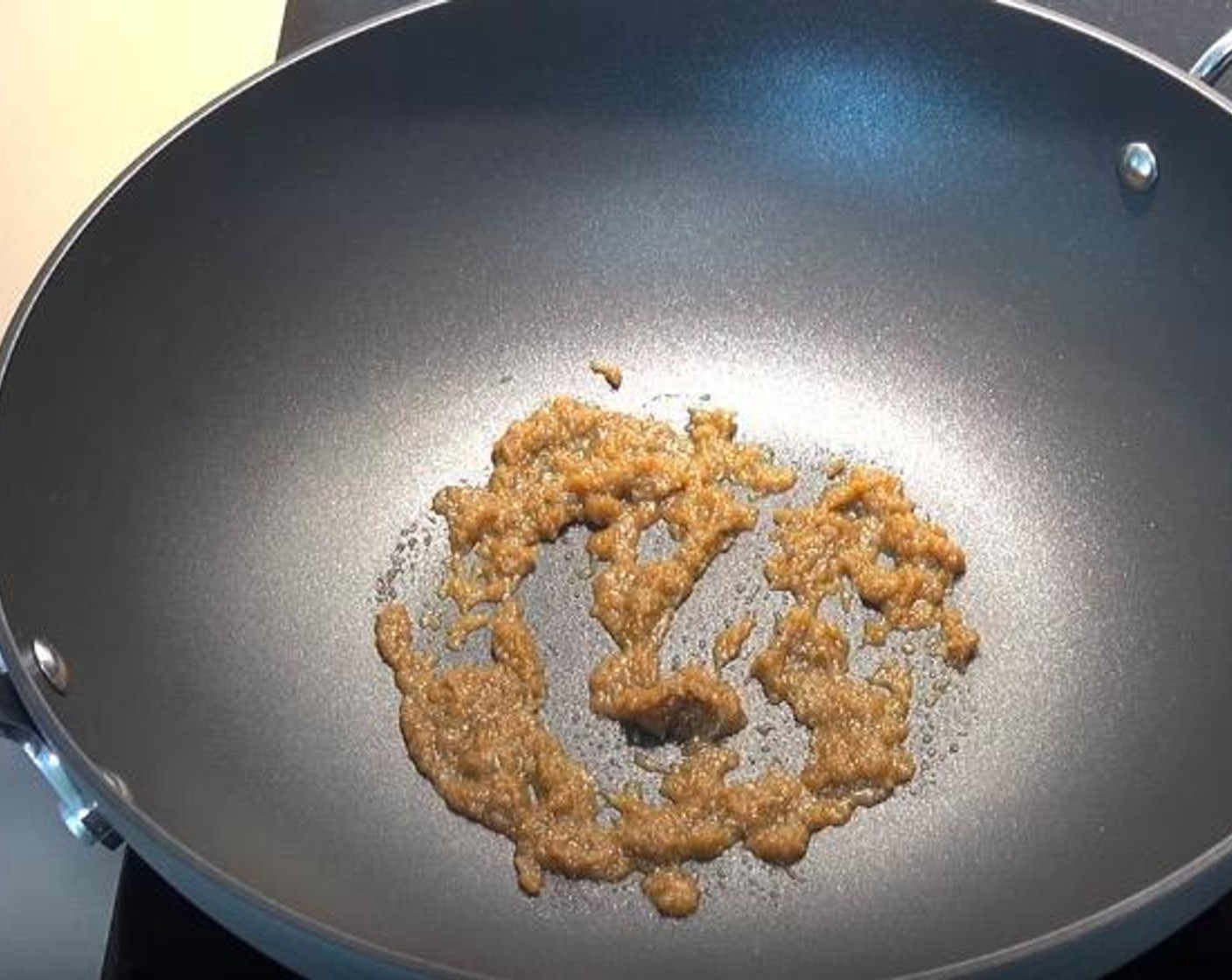 Schritt 1 In einem Wok Curry Paste (1 EL) bei mittlerer Hitze einrühren, bis sie duftet und leicht sprudelt.