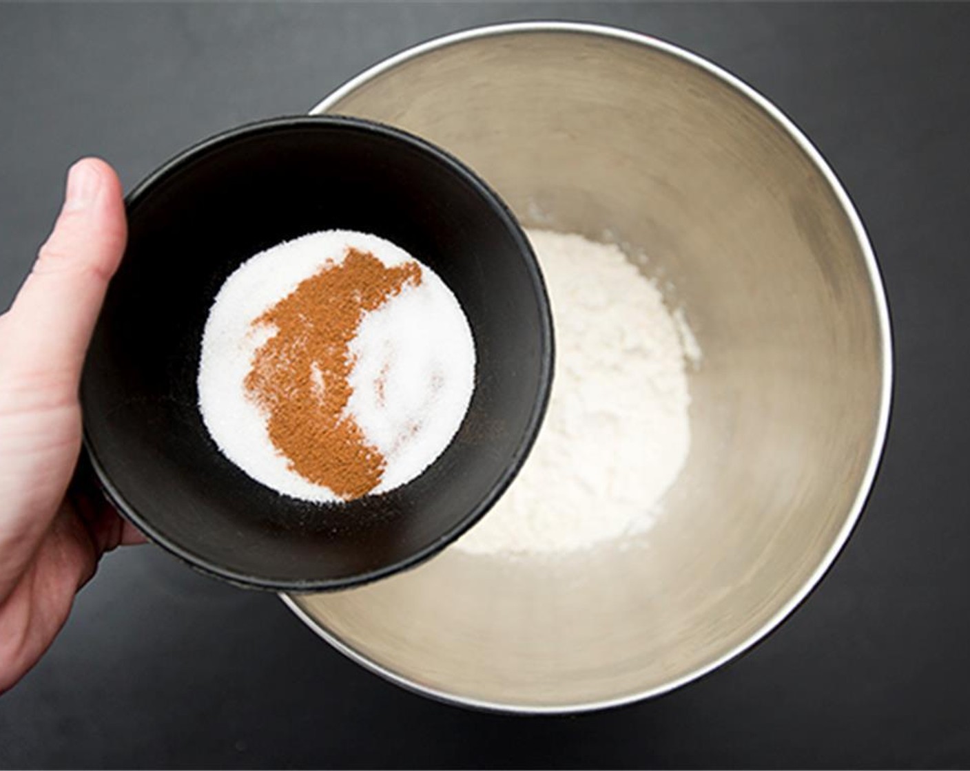 Schritt 1 Für den Teig: Mehl (480 ml), Zucker (1 EL), Zimt (nach Bedarf) und Salz (1 TL) in einer Schüssel mischen.