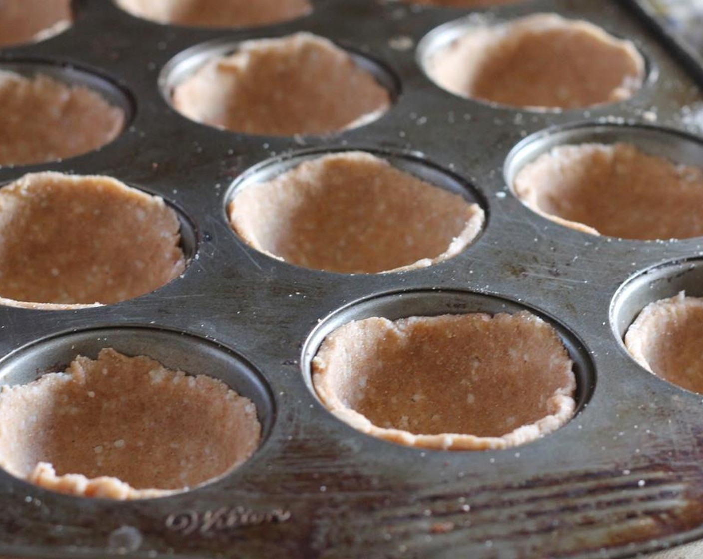 Schritt 6 Legen Sie Kreise in Muffinformen und drücken Sie sie fest, damit sie passen.