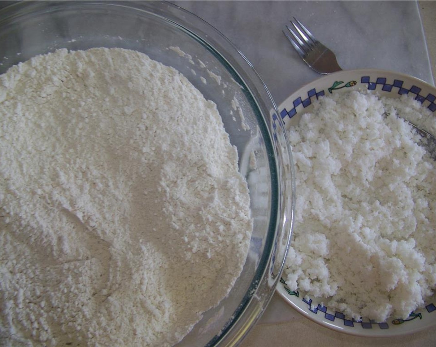 Schritt 1 Kokosnuss (1) sieben. Mit Mehl (375 g), Rapsöl (1 EL) und Salz (wenig) in eine Schüssel geben und gut vermischen.