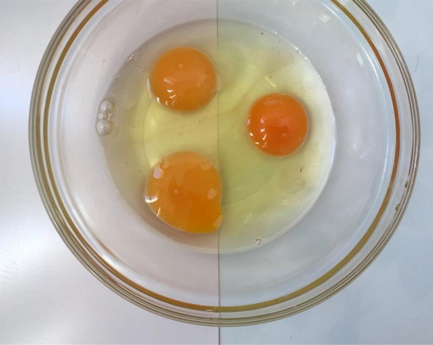 Schritt 1 Ofen auf 200 °C vorheizen. 
Ganze Eier (3) in eine grosse Rührschüssel geben.