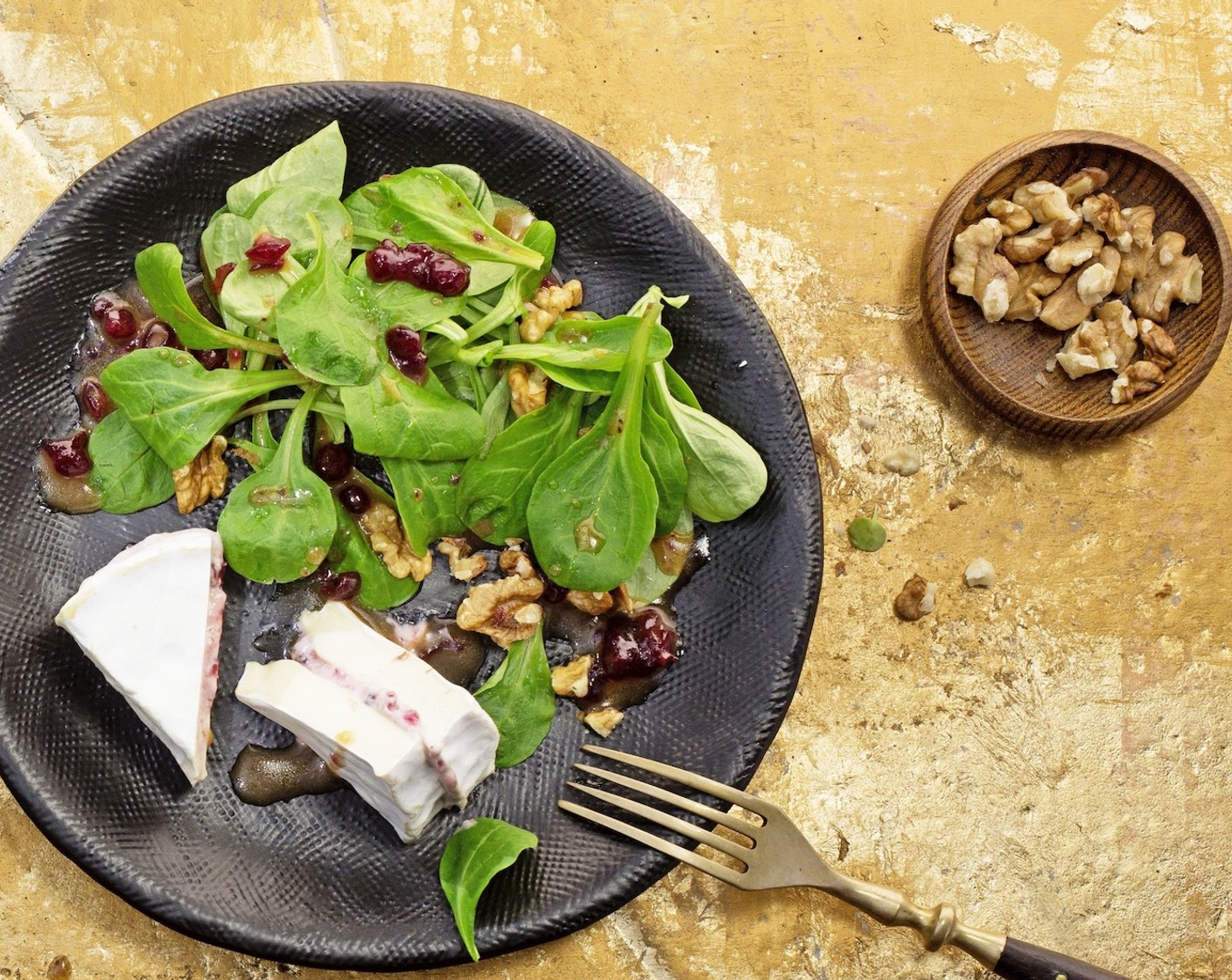 Salat mit Preiselbeer-Camembert