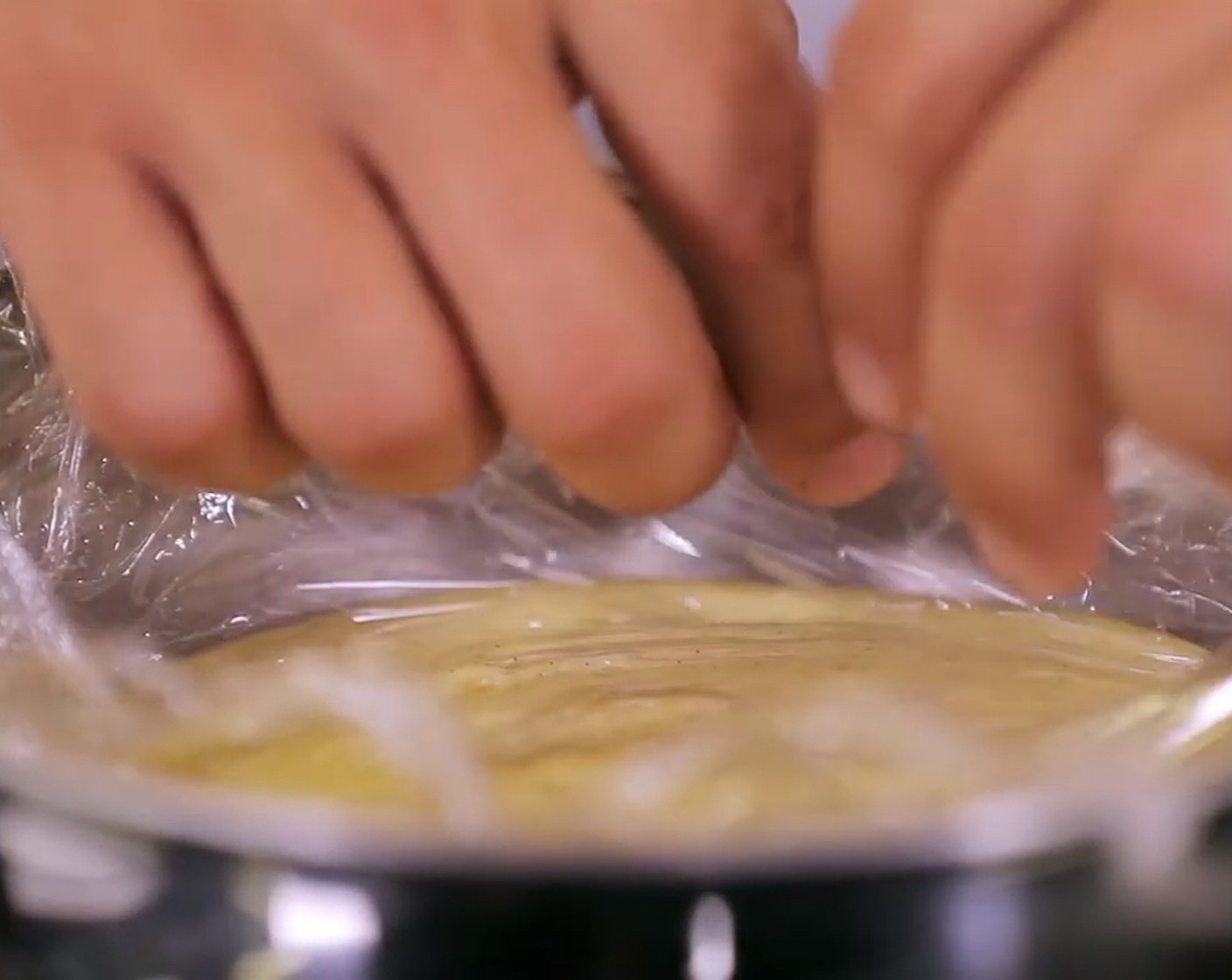 Schritt 6 Vanillecreme: Vanilleschote (1/2) auskratzen. Rahm (250 ml), Vanilleschote und -mark in eine Pfanne geben und aufkochen. Zucker (60 g) und Mehl (25 g) in einer Schüssel verrühren, Eier (2) dazugeben. ⅓ vom Rahm in die Eimasse einrühren. Die Eimasse vorsichtig in den restlichen Rahm einrühren. Masse unter ständigem Rühren bei mässiger Hitze zu einem Pudding aufkochen. Pudding in eine Schüssel geben, mit Kontakt zur Folie abdecken und kalt stellen.