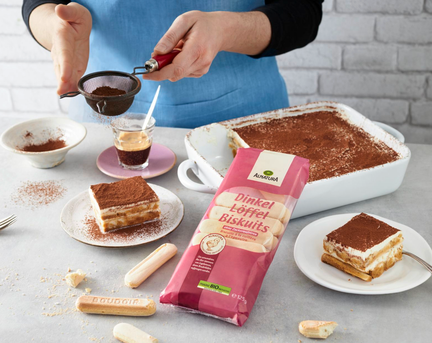 Schritt 5 Vor dem Servieren Tiramisu mit Kakao (1 EL) das durch ein feines Sieb gestrichen wird, bestäuben.