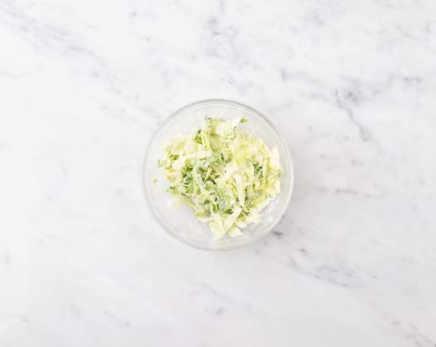 Schritt 6 Salatherzen (340 g) längs halbieren, Strunk entfernen und Salatherz in dünne Streifen schneiden. Salat in eine grosse Schüssel geben und mit dem Zitronen-Buttermilch Dressing (100 ml) vermengen.
