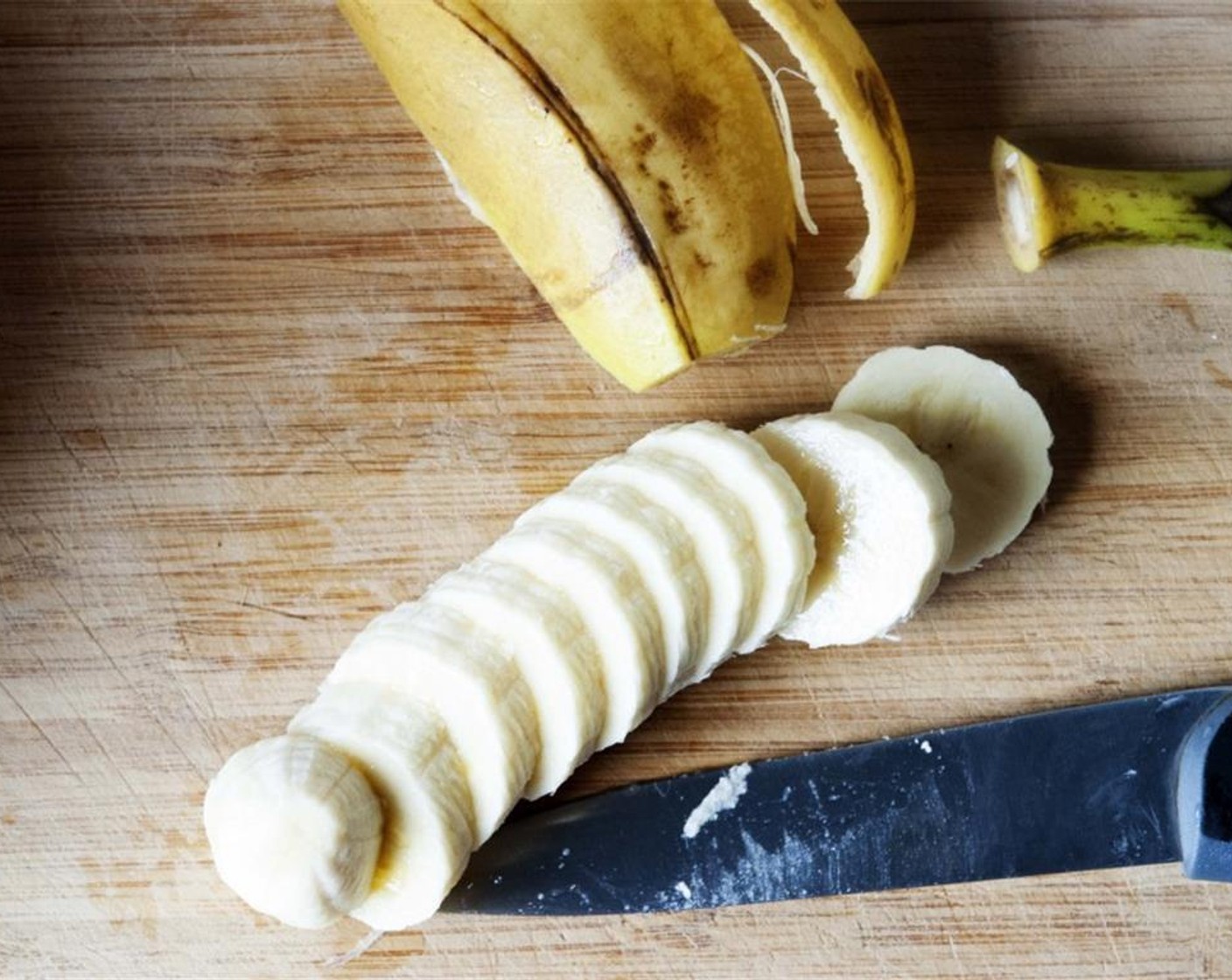 Schritt 1 Butter (4 Esslöffel) schmelzen und abkühlen lassen. Die Hälfte der reifen Bananen (2) schälen und in Scheiben schneiden.