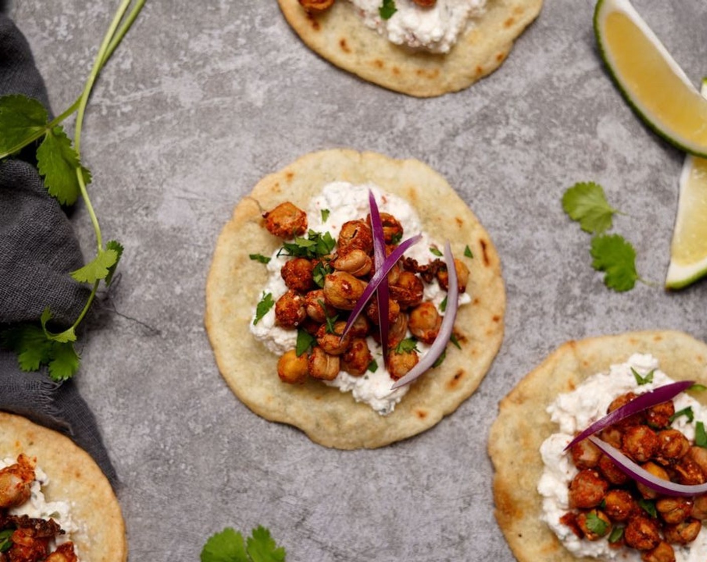 Tostadas mit Kichererbsen und Hüttenkäse