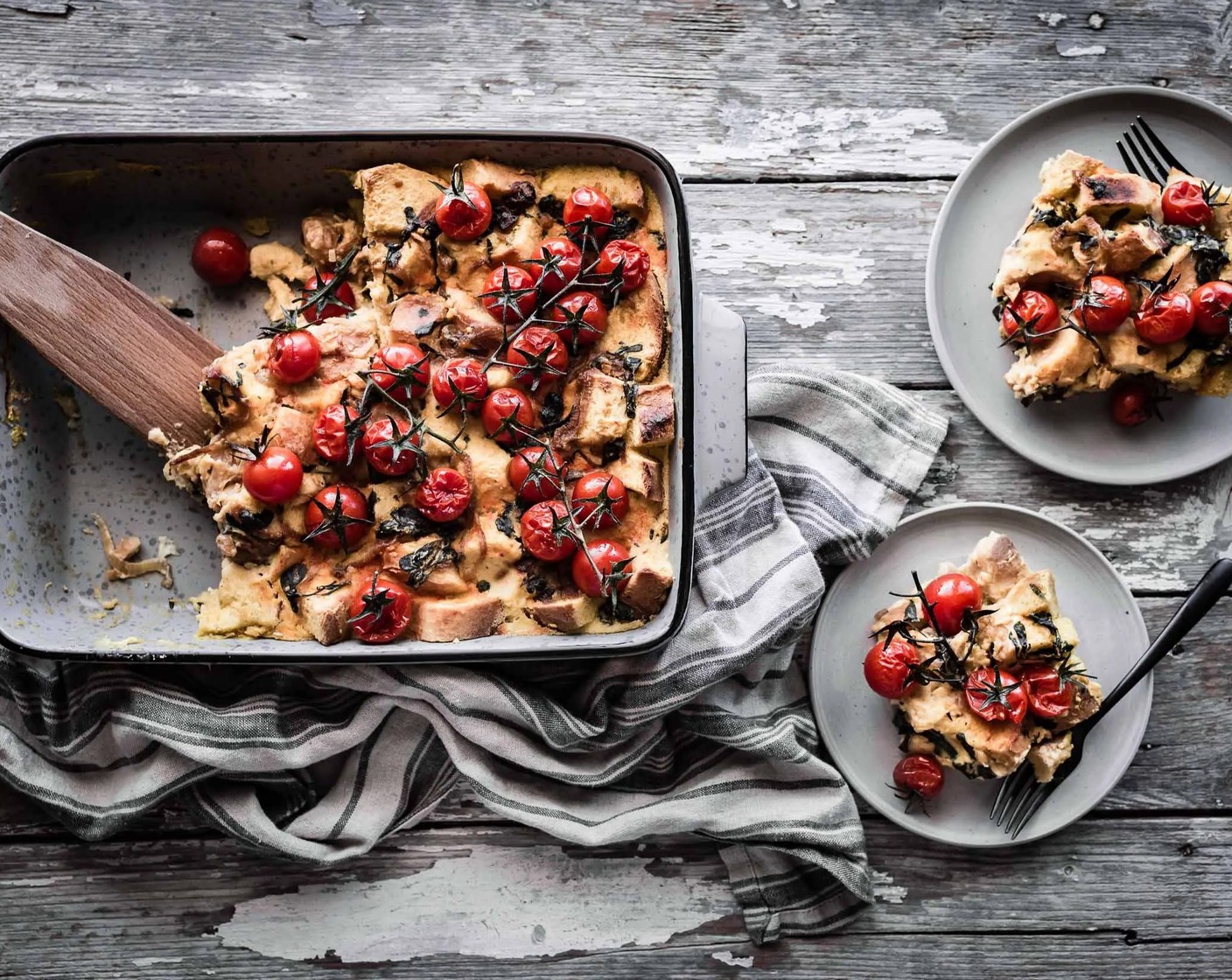 Sommer-Strata - Brotauflauf mit Tomaten