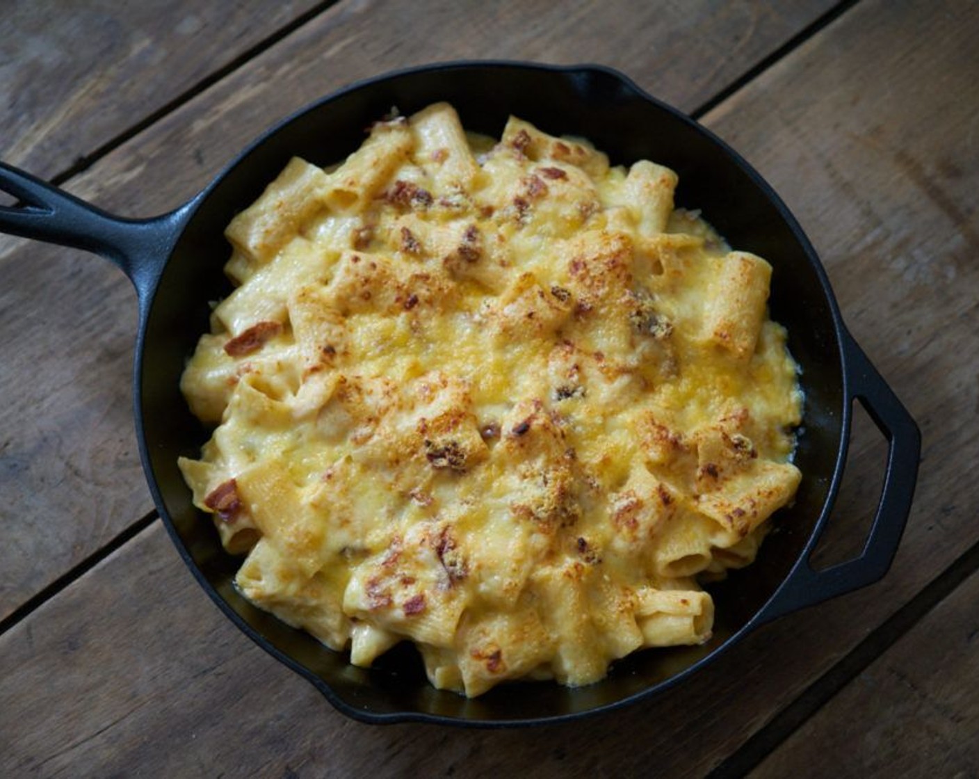 Rigatoni-Pasta mit Speck und Käse in Bechamelsauce