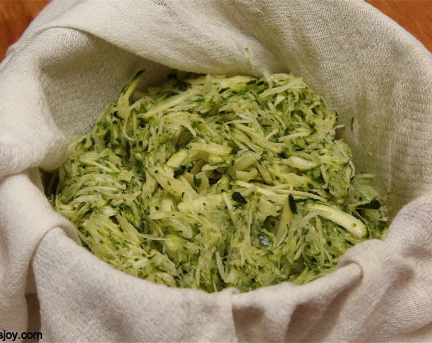 Schritt 3 Zucchini (260 g) reiben und etwas Salz hinzugeben. 30 Minuten ruhen lassen.