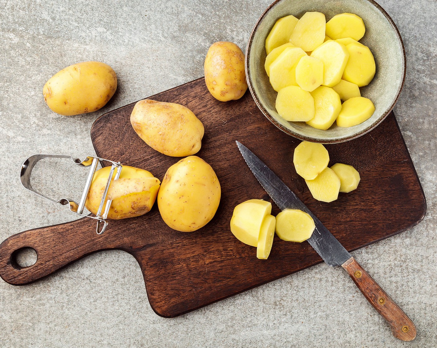 Schritt 1 Die Kartoffeln (1 kg) schälen, waschen und in gleichmässige Würfel oder Scheiben schneiden.