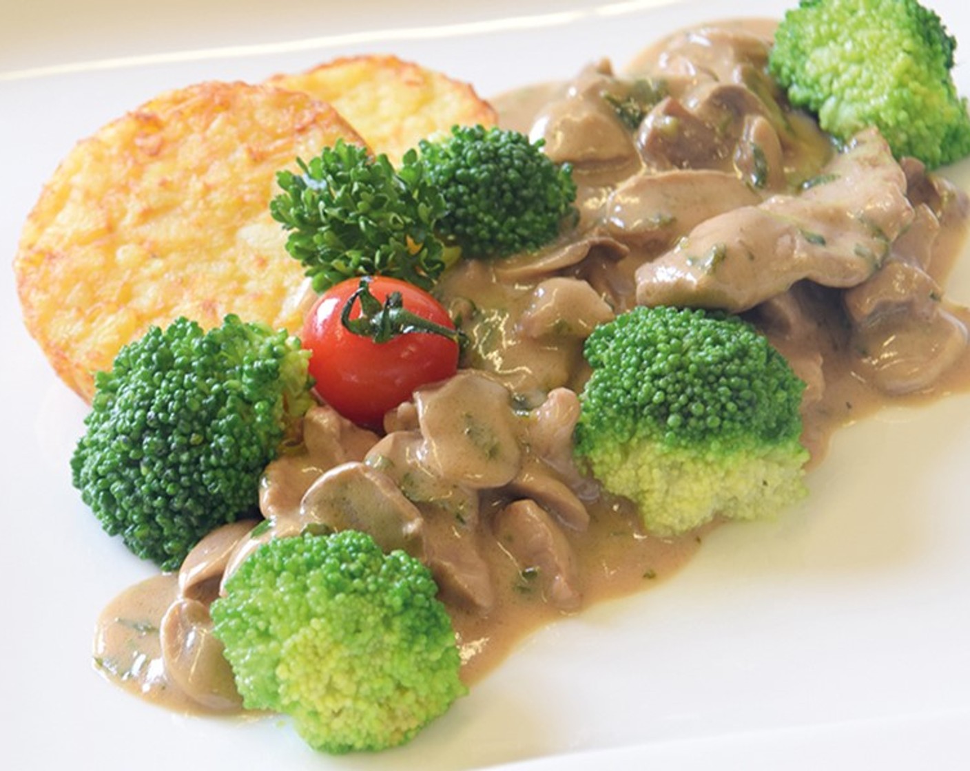Zürcher Geschnetzeltes mit Champignonrahm-Sauce, Röstitaler und Broccoli