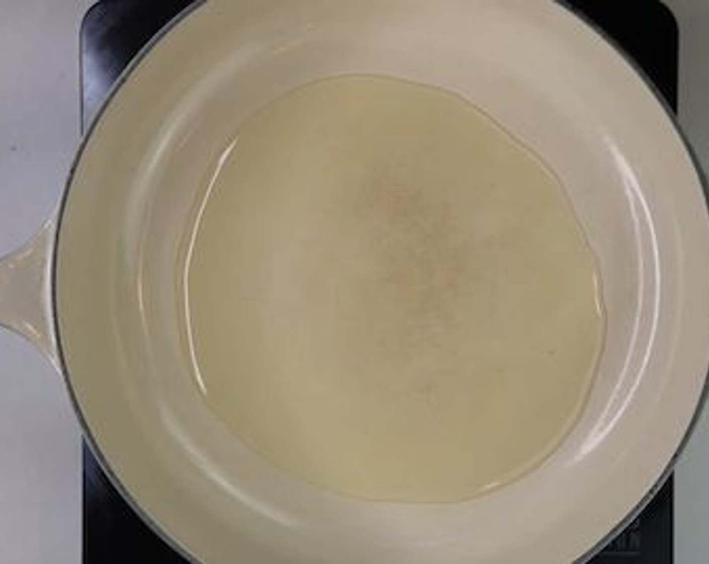 Schritt 2 In eine Pfanne bei mittlerer Hitze Maiskeimöl (2 Esslöffel) giessen.