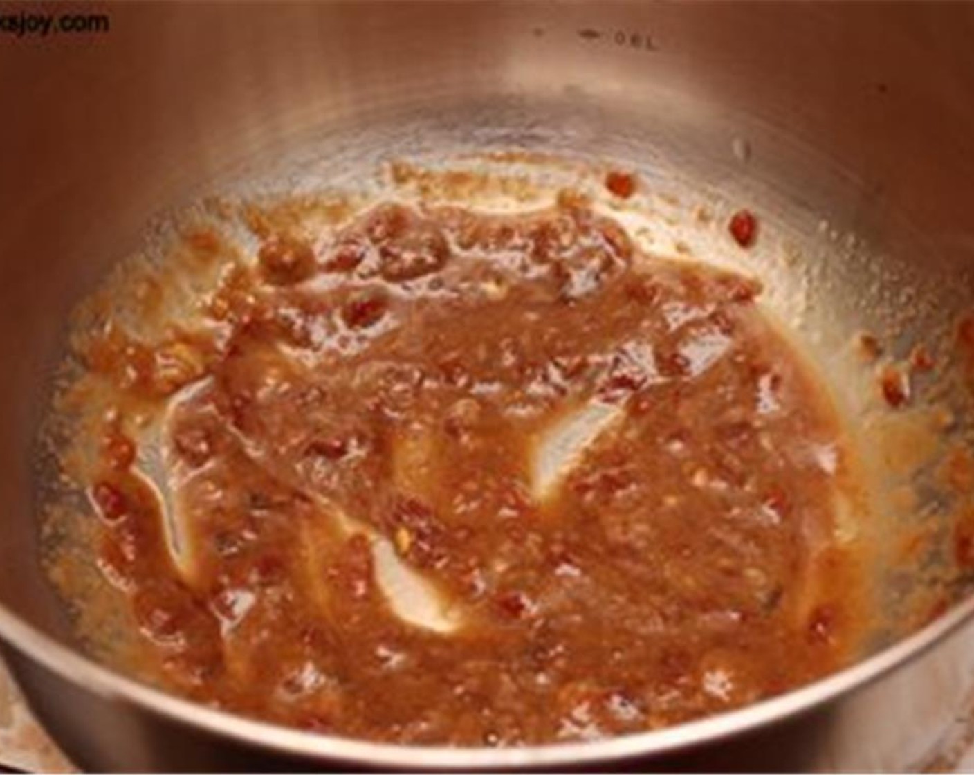 Schritt 2 Sojasauce (1 TL), Ingwer-Knoblauchpaste (1 TL), Chili Sauce (2 Teelöffel) und Zitronensaft (1) in eine grosse Schüssel geben. Gut vermengen, abschmecken und bei Bedarf zusätzlich nachwürzen.
