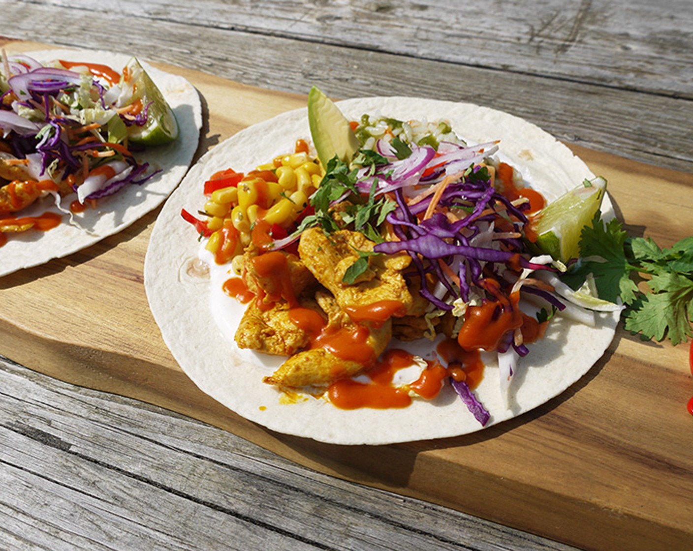 Schritt 9 Tortilla mit ein Schnitz Avocado und Limette sowie frischen Koriander (wenig) anrichten und mit Besteck essen/schneiden oder halb einklappen/einrollen und von Hand essen.