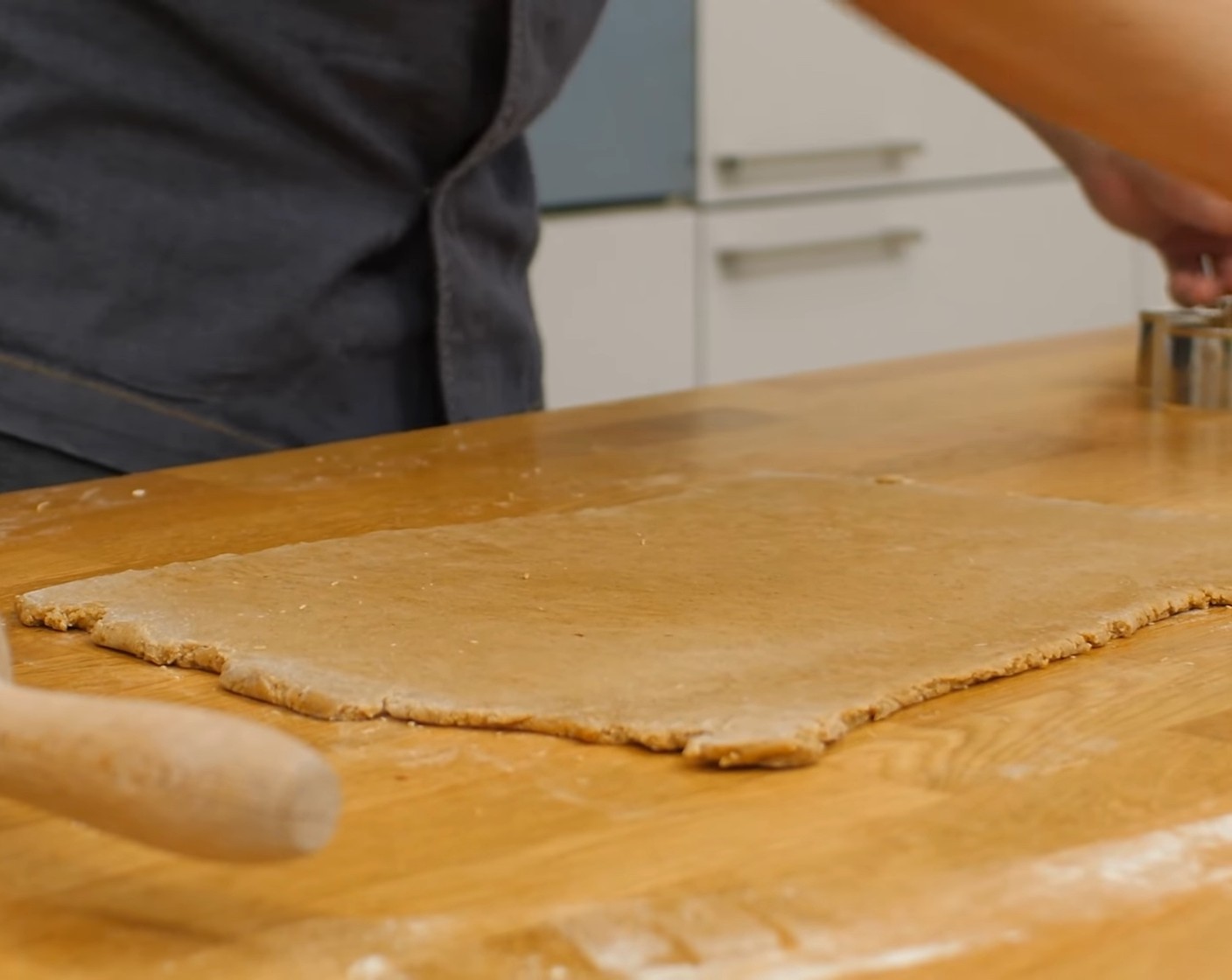 Schritt 8 Danach den Teig nochmals in der Mitte einschlagen. Dadurch wird das Gluten im Mehl nochmals angeregt und die Lebkuchen laufen beim Backen weniger breit aus.