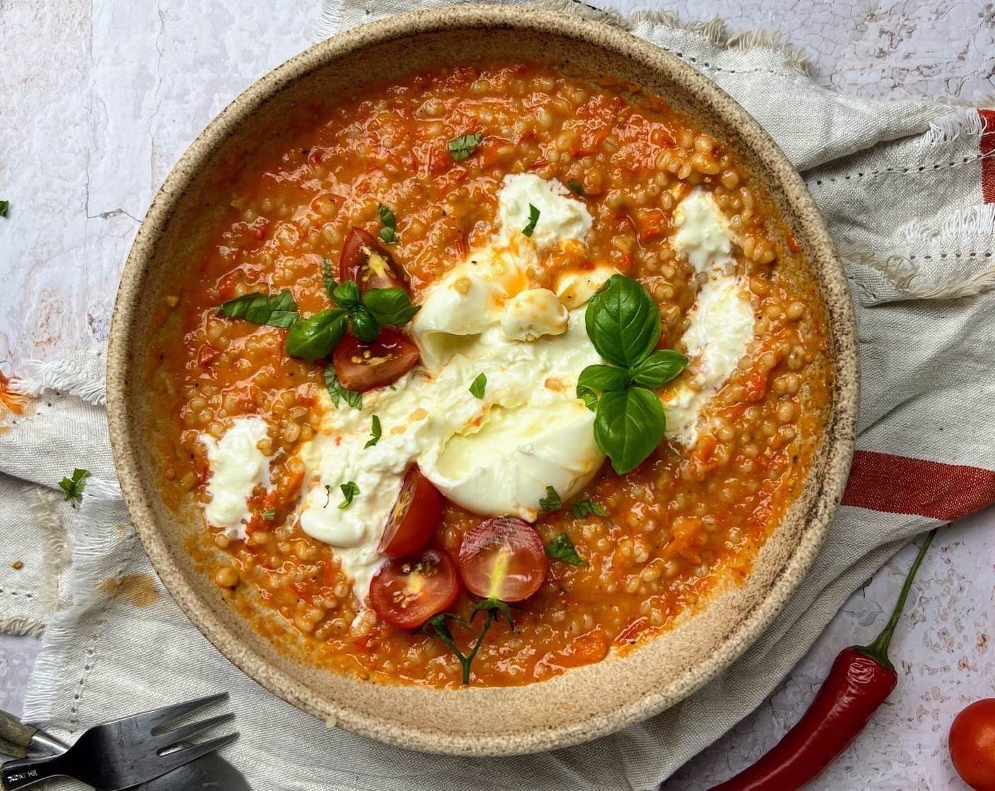 Tomaten-Peperoni-Gersotto mit Burrata