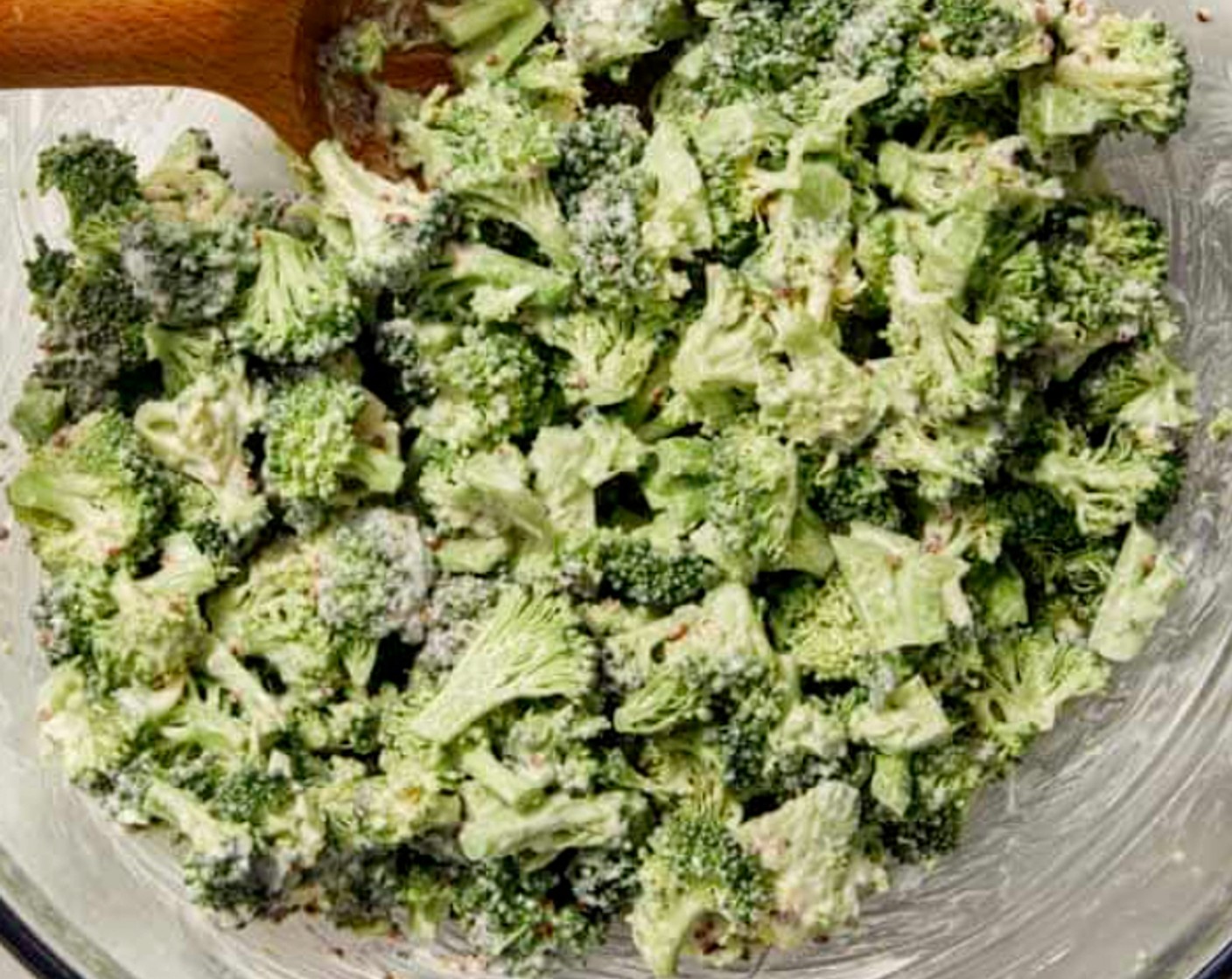 Schritt 4 Broccoli (2 Köpfe) in eine große Rührschüssel geben, mit dem Dressing übergiessen und gut vermengen.
