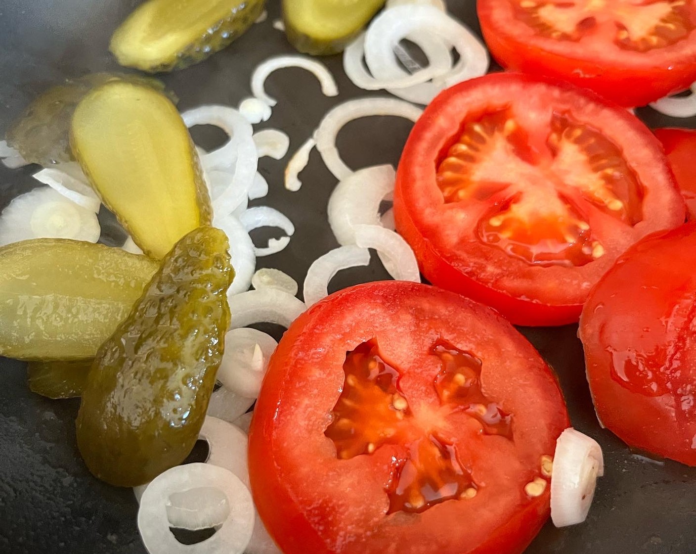 Schritt 1 Tomate (1), Zwiebel (1),  Essiggurken (2) in Scheiben schneiden.