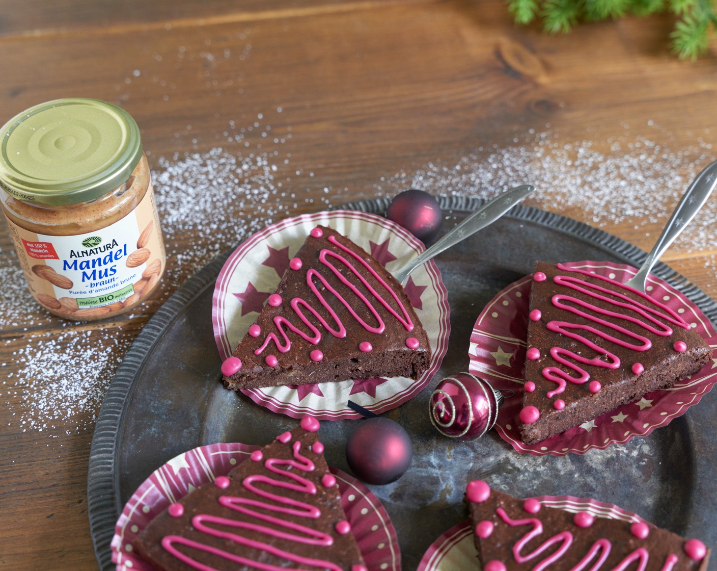 Schritt 4 Brownie in 6 Kuchenstücke schneiden und die so entstandenen Bäumchen mit Zuckerguss verzieren.