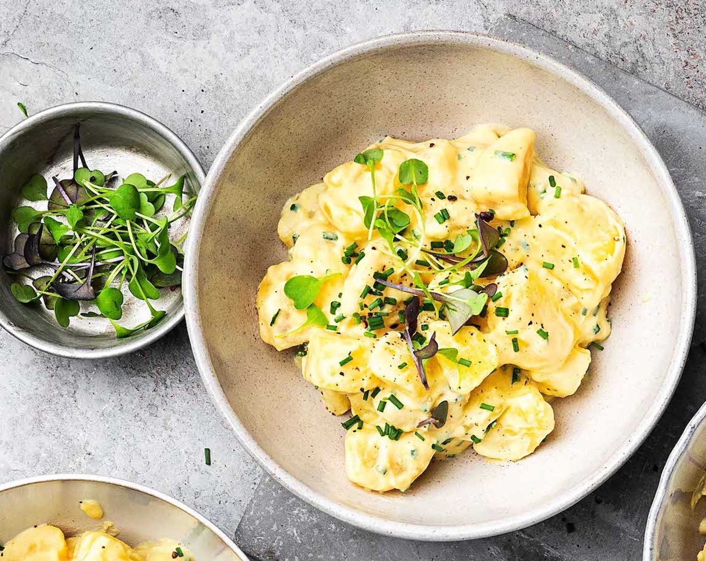 Schritt 4 Den Kartoffelsalat nach Belieben nachwürzen und mit fein geschnittenem Schnittlauch (1 Bd.) bestreuen und mit Microgreens (wenig) garnieren.