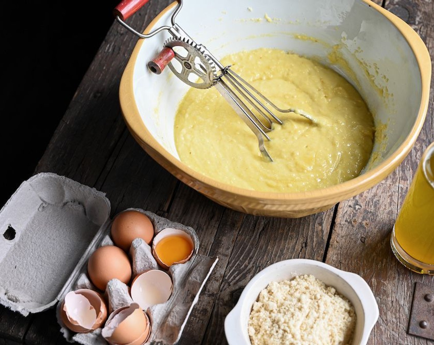 Schritt 4 Eier (4) und Zucker (160 g) verquirlen. Olivenöl (100 ml) und Zitronenpaste einrühren. Mandelmehl (175 g) und Backpulver (2 Teelöffel) unterheben.