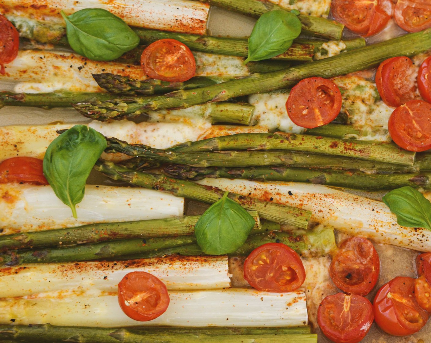 Ofenspargel mit Tomaten und Mozzarella