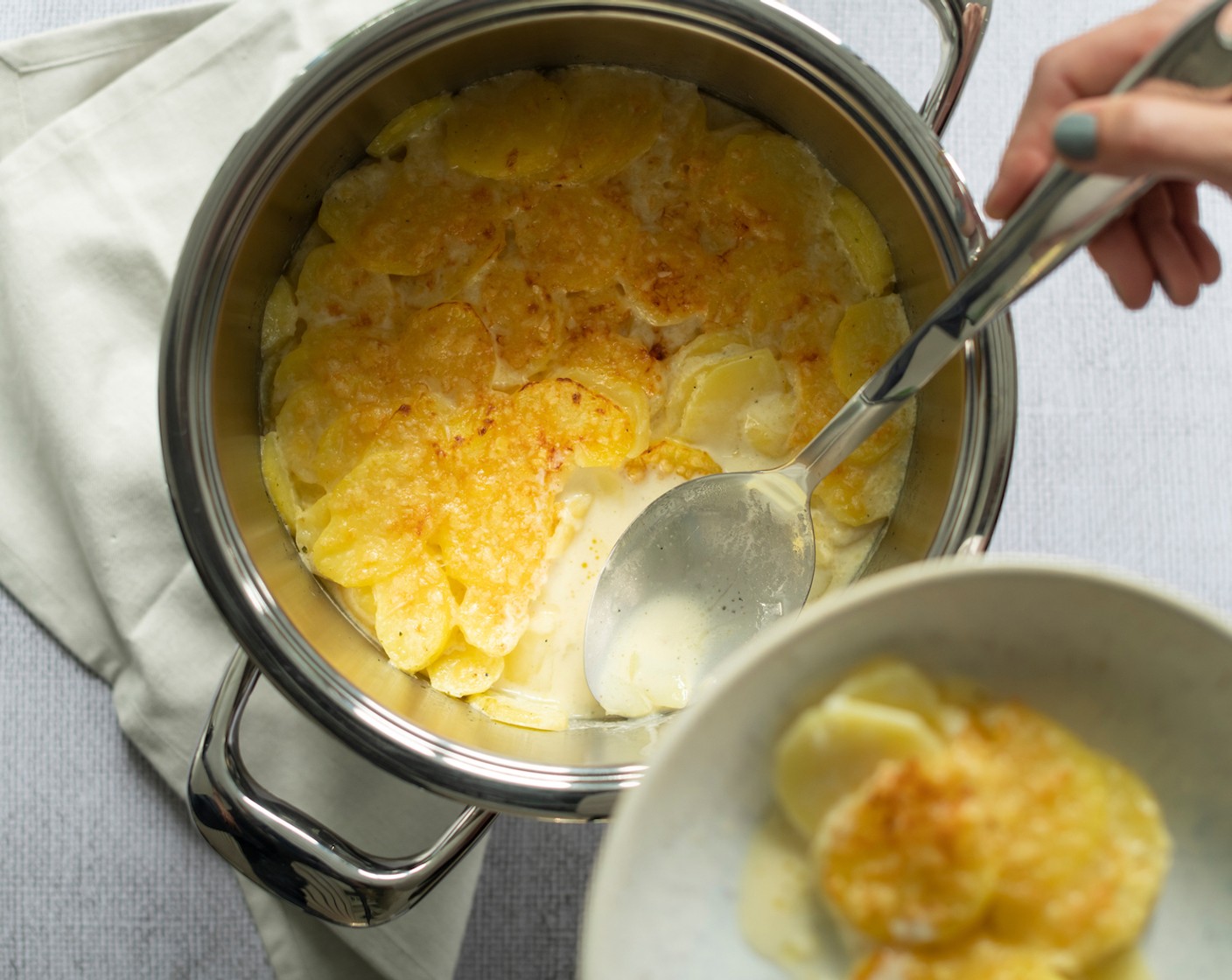 Schritt 6 Ofentemperatur auf 220 °C erhöhen, Käse (100 g) über dem Gratin verteilen und in der oberen Hälfte des Backofens ca. 10 Minuten fertig überbacken, bis sich eine schöne Kruste gebildet hat.