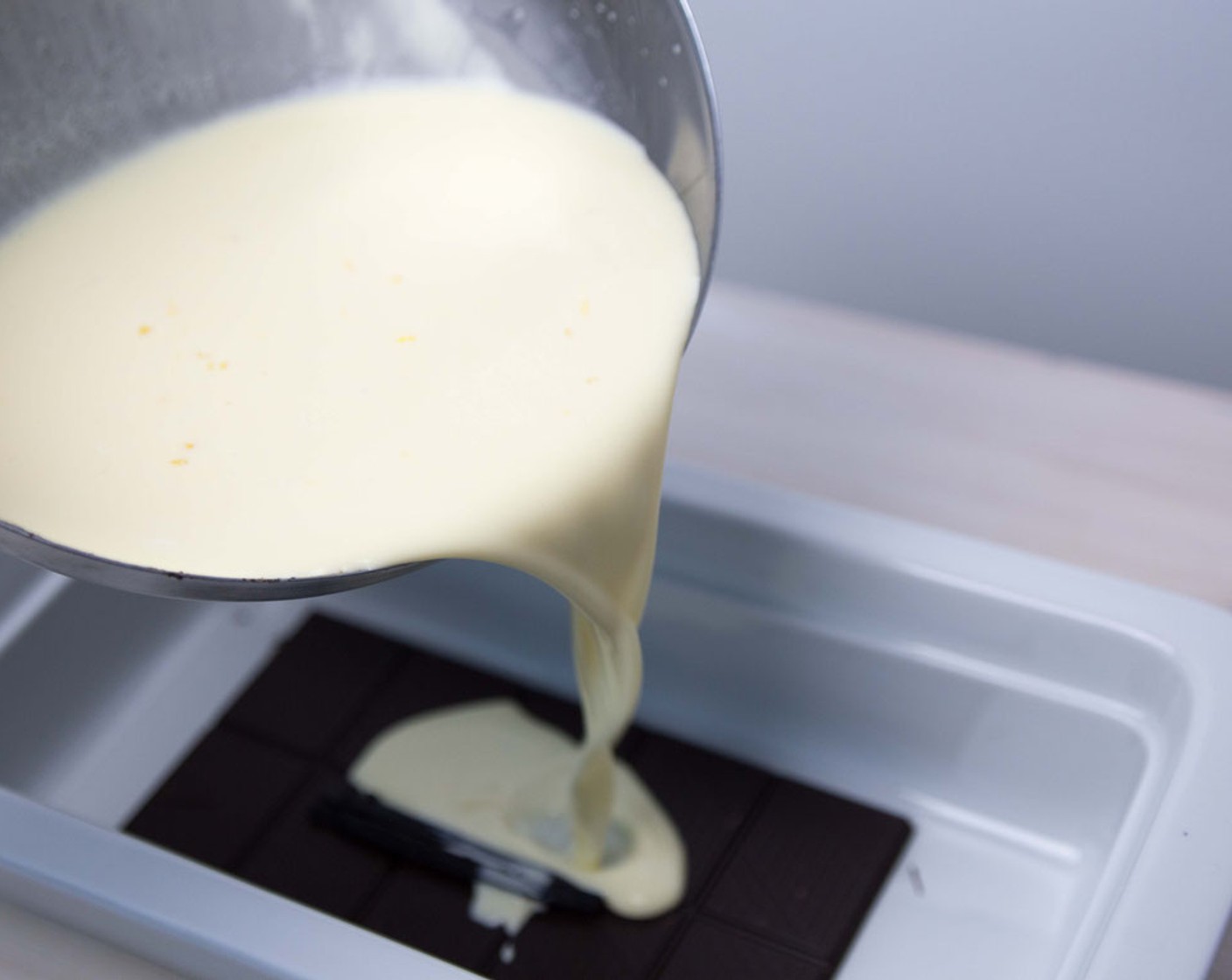 Schritt 1 Zucker (4 Esslöffel), Milch (200 ml), Rahm (250 ml) und Eier (2) mit dem Schwingbesten verrühren, das Mark der Vanilleschote (1) dazu geben.