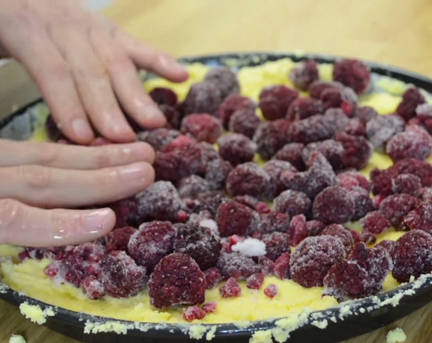 Schritt 6 Zum Schluss die tiefgekühlten Himbeeren (300 g) gleichmässig auf der Masse verteilen.