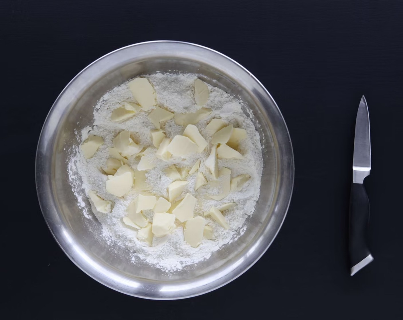 Schritt 2 Kalte Butter (125 g) in Flocken dazuschneiden.