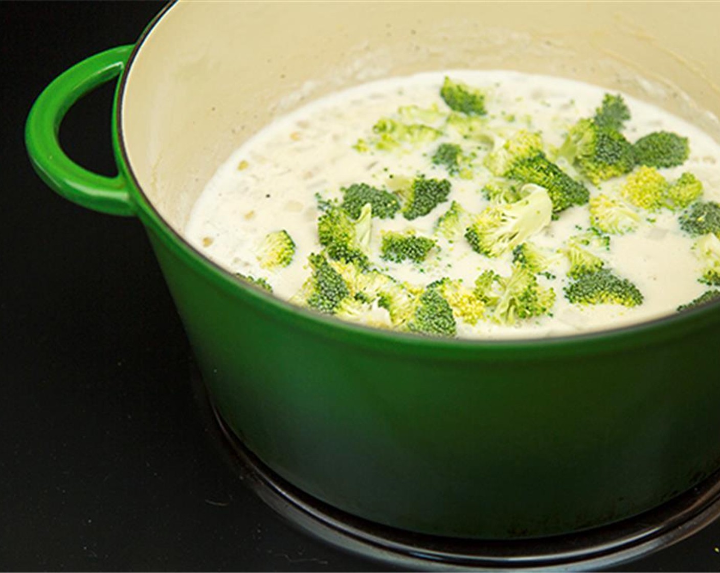 Schritt 5 Broccoli (700 g) und Karotte (1) in die Brühe geben und etwa 7 bis 10 Minuten köcheln, bis das Gemüse gar ist. Die Lorbeerblätter herausnehmen und entsorgen.