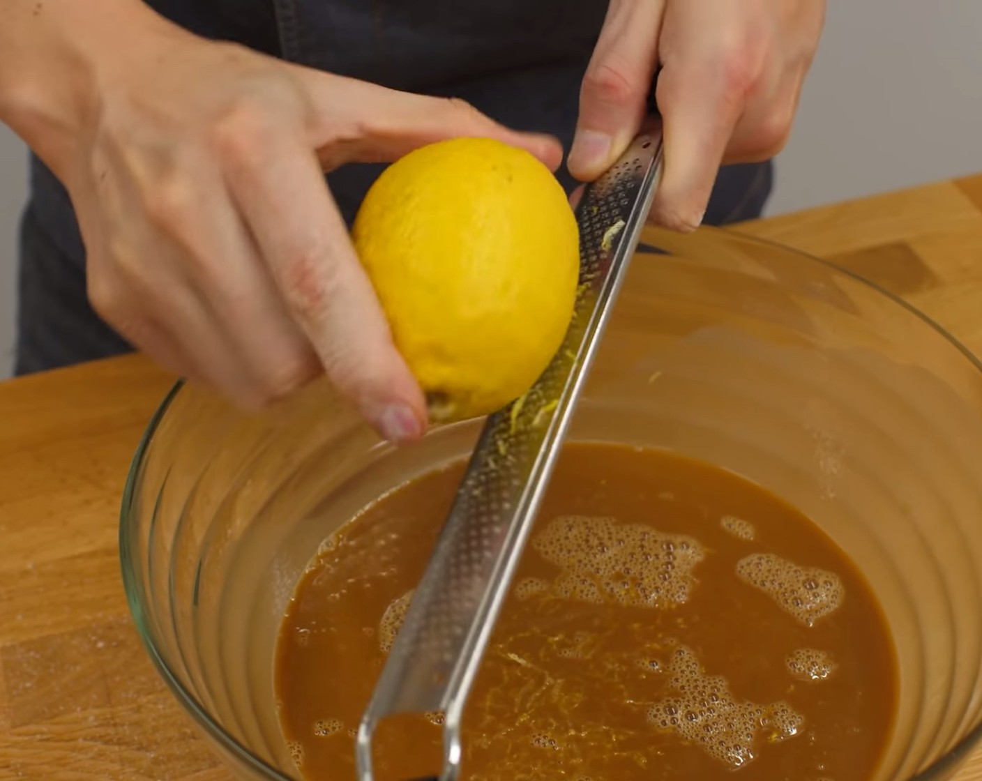 Schritt 3 Danach die ganze Masse in eine grosse Schüssel (oder in die Küchenmaschine) geben. Dann Zitronenabrieb (wenig) dazugeben.