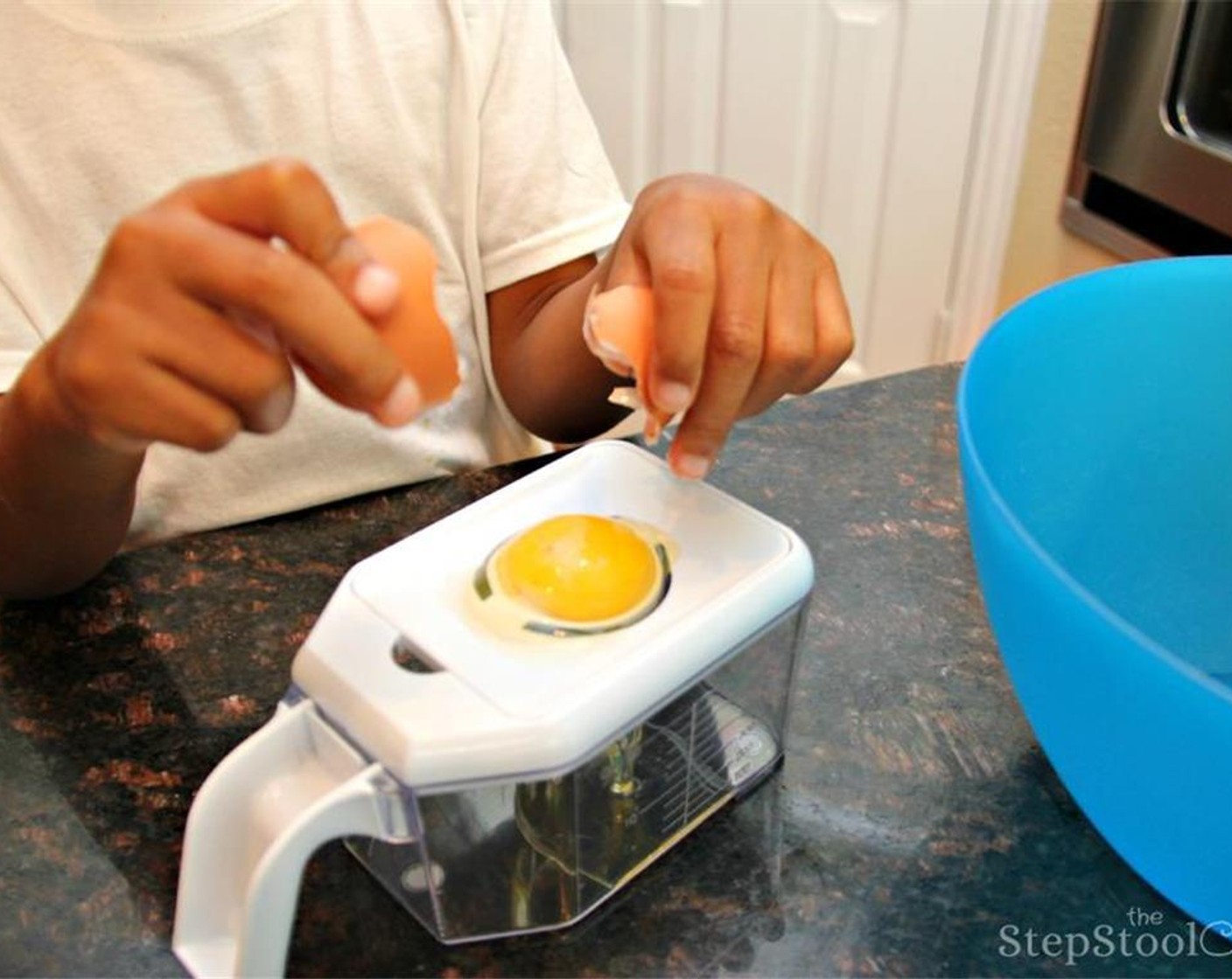 Schritt 9 Eier (4) trennen. Dies kann für kleine Köche schwierig sein, weshalb wir diese Norpro Multi-Reibe mit Entsafter verwendet haben, die ein Mehrzweckwerkzeug mit Eiertrenner ist. Ansonsten einfach dabei helfen.